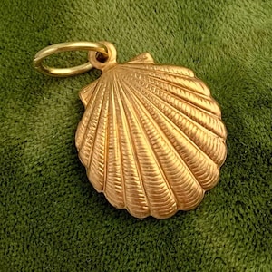 Vintage seashell charm, vintage jewelry, scallop shell, vintage brass charms, brass metal stamping charm, seashell jewelry, seashell pendant