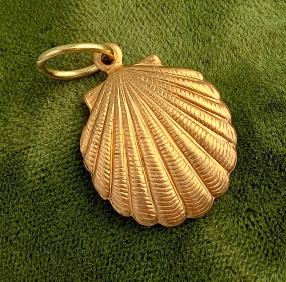 Scalloped seashell brass - Gem