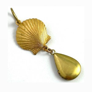 Locket, Locket Pendant, Scallop Shell Pendant, Seashell Pendant, Seashell Charm, Vintage Drop Locket, Brass Charm, Pendants