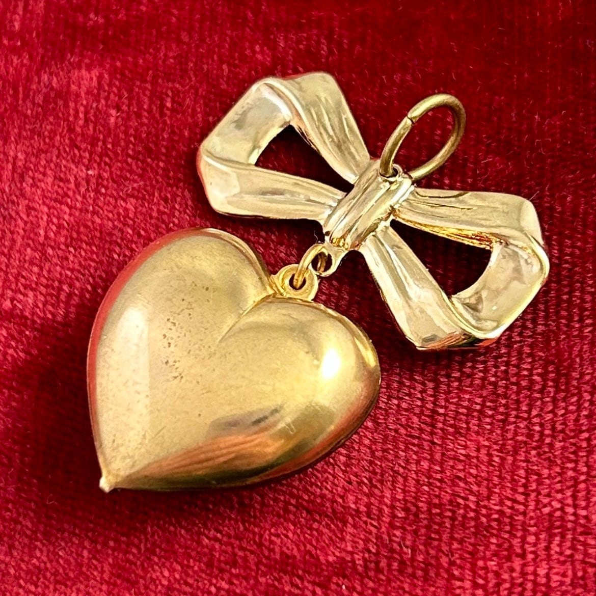Médaillon Cœur Fleur Vintage Plaqué Or - Breloque épingle à Nourrice, Cristaux Swarovski, Mikey London
