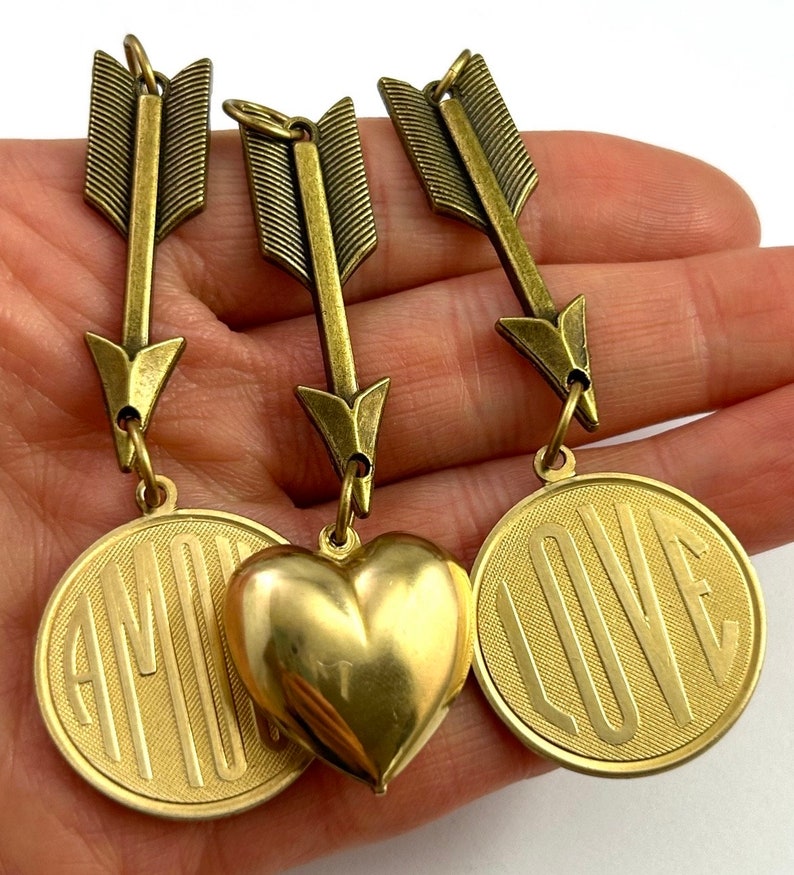 Colgante para mujer, diseño de corazón vintage de latón con forma de corazón, estilo francés, ideal para regalar en San Valentín. imagen 4