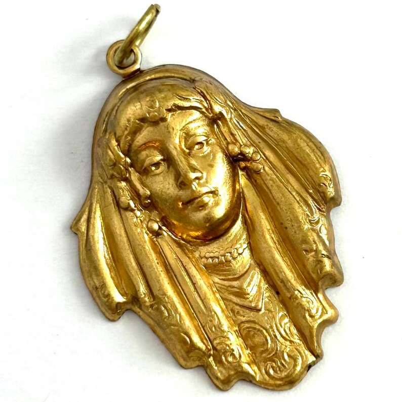 Vintage Brass Art Deco Woman Charm: Ornate Jewelry Pendant bild 9