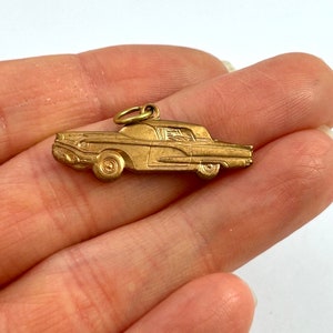 Puede incluir: Encanto de metal dorado en forma de coche antiguo. El encanto est&aacute; detallado con un parabrisas, faros y ruedas.