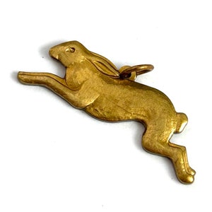 Rabbit Charm, Running Rabbit Charm, Brass Charm, Vintage Jewelry, Vintage Charm, Vintage Brass Charm, Animal Charm, Rabbit Jewelry imagen 7