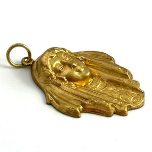 Vintage Brass Art Deco Woman Charm: Ornate Jewelry Pendant bild 6