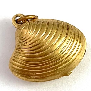 Vintage Seashell Charm, vintage Necklace Pendant, Clam Shell charm, Brass Charm, vintage jewelry