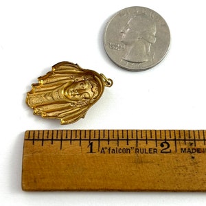 Vintage Brass Art Deco Woman Charm: Ornate Jewelry Pendant bild 10