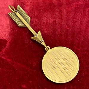 Colgante para mujer, diseño de corazón vintage de latón con forma de corazón, estilo francés, ideal para regalar en San Valentín. Amour