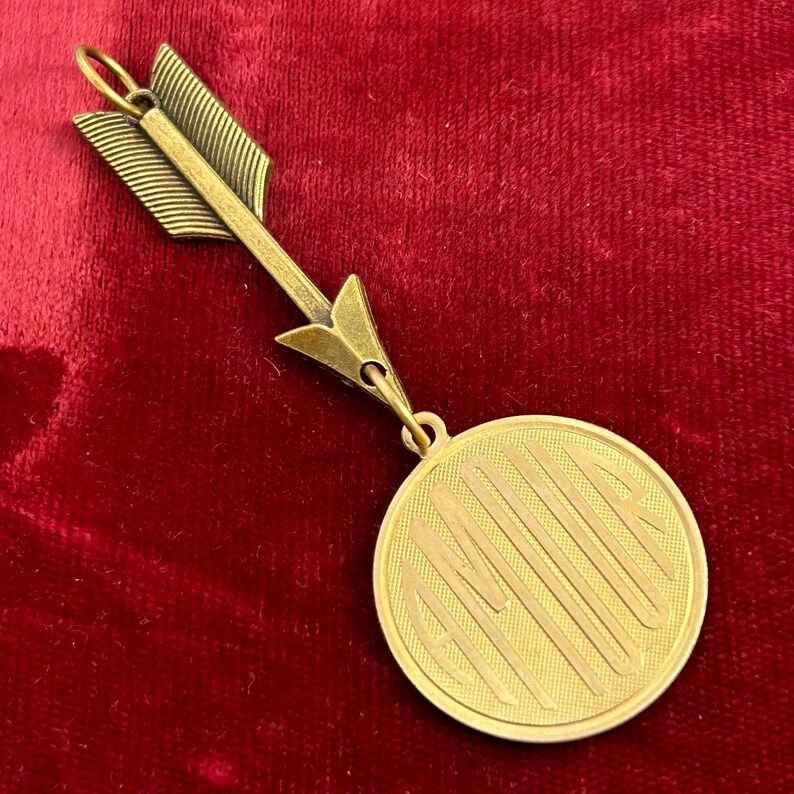 Colgante para mujer, diseño de corazón vintage de latón con forma de corazón, estilo francés, ideal para regalar en San Valentín. Amour