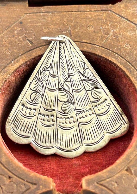 Vintage Fan Charm, Fan Pendant, Etched Metal Fan Charm, Silver Plated Metal, Vintage Jewelry