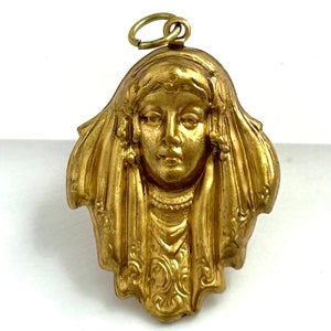 Vintage Brass Art Deco Woman Charm: Ornate Jewelry Pendant bild 2