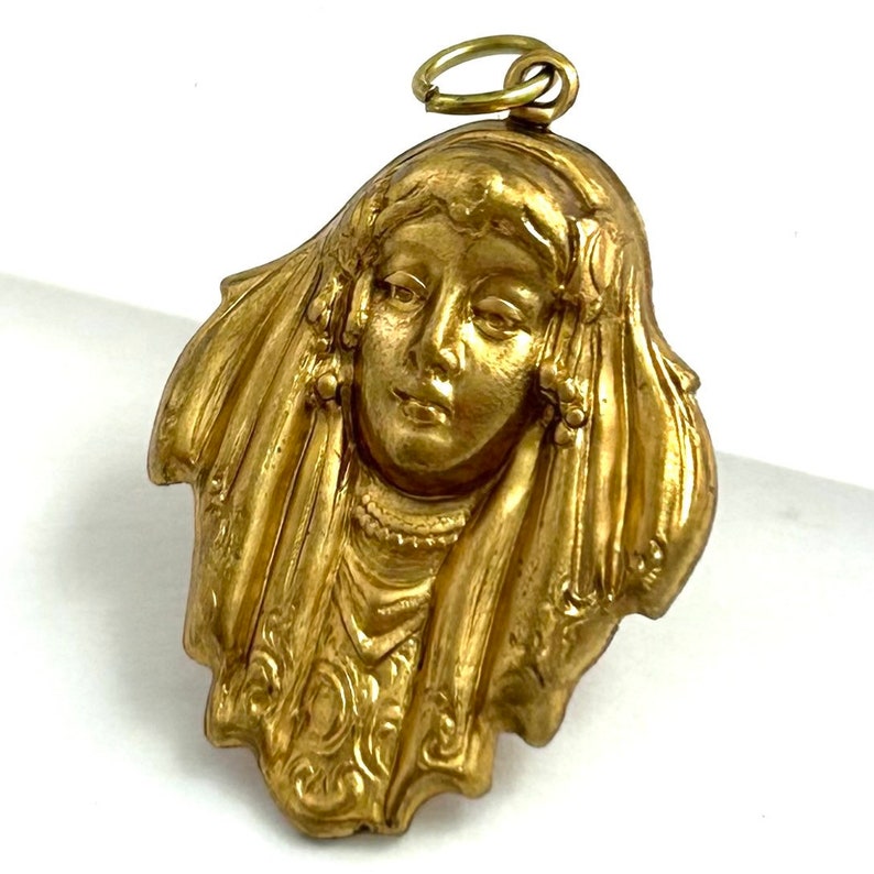 Vintage Brass Art Deco Woman Charm: Ornate Jewelry Pendant bild 3