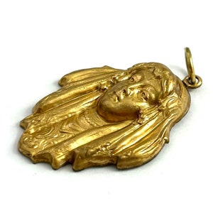 Vintage Brass Art Deco Woman Charm: Ornate Jewelry Pendant bild 4