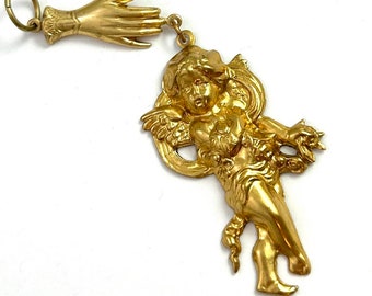 Colgante de querubín, encanto de ángel, joyería de querubín, colgante de encanto vintage, colgante de collar, mano de mujer victoriana de latón