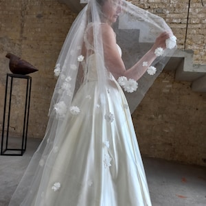 3D floral wedding veil blush veil bridal veil with flowers and pearls two-tier veil length cathedral veil ivory Unique veil flowers veils