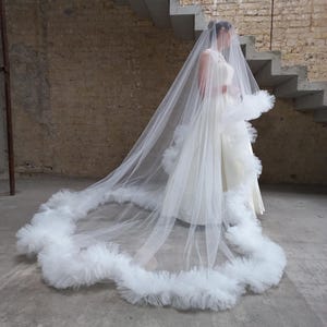 Modern ruffle wedding veil two-tiered veil with ruffles along the edge veil frill tulle veil Unique wedding veil royal lush veil cape