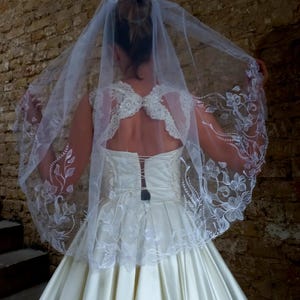 Velo floreale fino al ginocchio Velo in pizzo con pettine Velo corto ricamato Velo da sposa Velo di media lunghezza Velo da sposa corto Velo in pizzo floreale