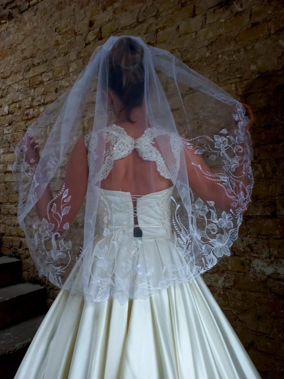 Floral Lace Mid-Length Veil Two-Tier Leafy Lace Edge Mid-Length Veil | David main image 4