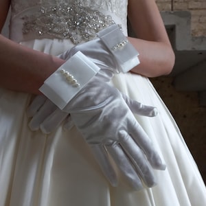 Bruidshandschoenen met strik Satijnen handschoenen met parelafwerking Korte bruidshandschoenen Formele bruidshandschoenen met parel Bruidsaccessoires elegante handschoenen