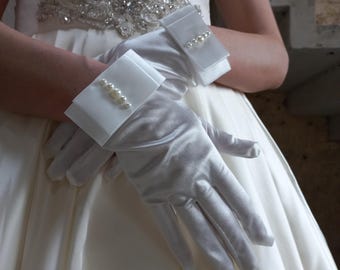 Bruidshandschoenen met strik Satijnen handschoenen met parelafwerking Korte bruidshandschoenen Formele bruidshandschoenen met parel Bruidsaccessoires elegante handschoenen