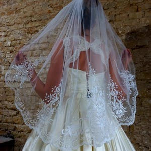 Velo corto a mantiglia, velo ricamato, velo da sposa, velo al ginocchio, velo corto con pettine, velo da sposa floreale, velo in pizzo al gomito