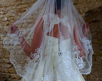 Kurzer Mantilla Schleier bestickter Schleier Hochzeitsschleier knielanger Schleier Kurzer Schleier mit Kamm Brautschleier in Blumenschleier-Ellbogenspitze