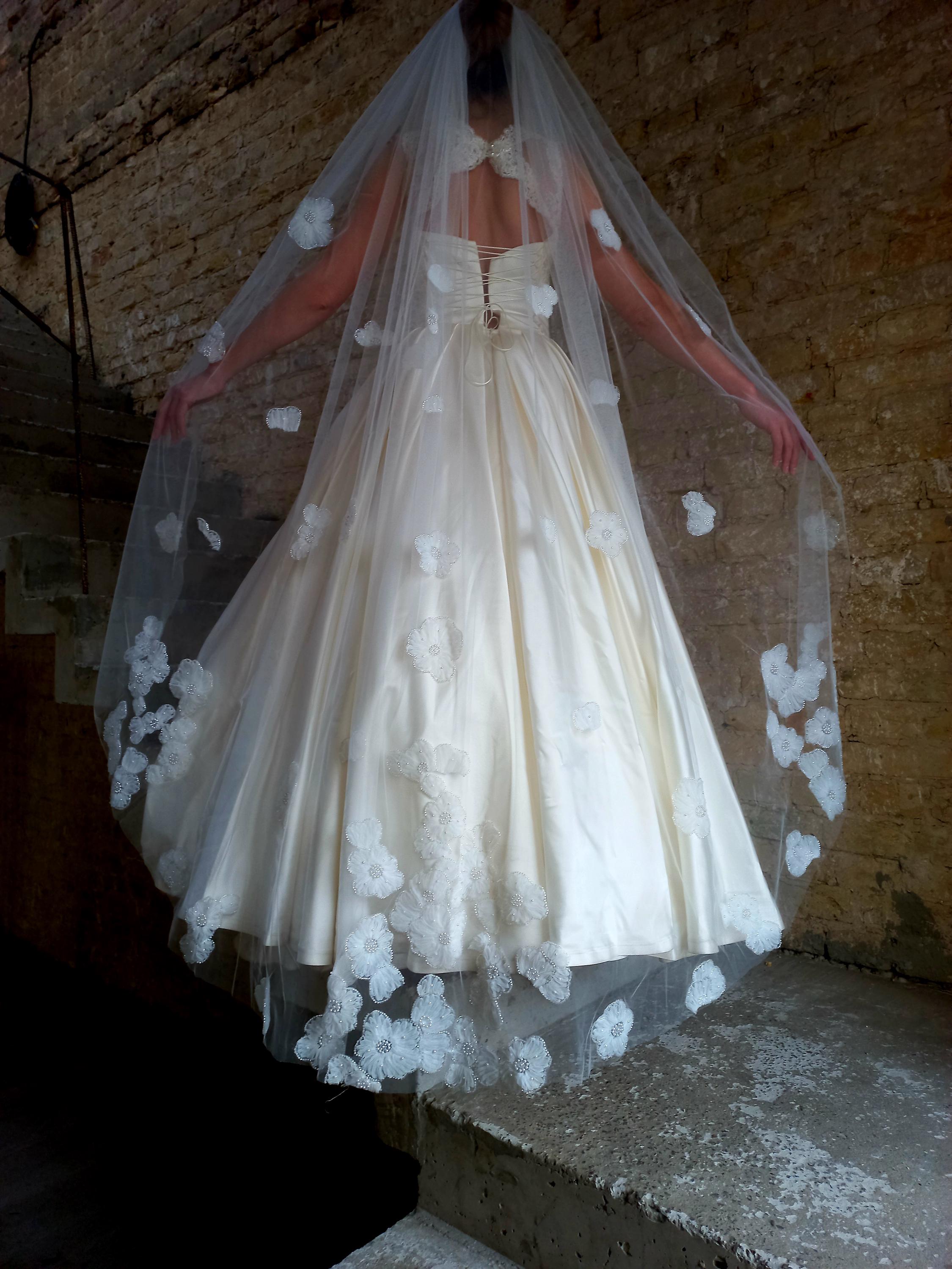 Floral Pearl Veil 3d Floral Veil With Applique and Pearls  display picture 2
