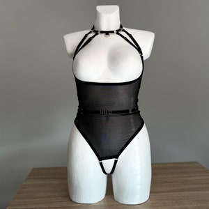 Zwarte doorzichtige open bodysuit met jarretelgordel - cuploze lingerie-romper Doorschijnende romper van mesh Plus-matenlingerie Transparante lingerie