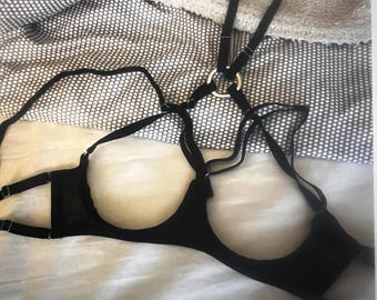 Conjunto de lencería de malla sin copas: bralette y braguita de talle alto.