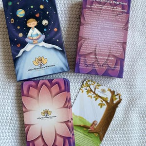 Puede incluir: Un juego de cartas de mindfulness "Little Shambala Warriors" para niños. La caja muestra a un niño meditando en el espacio. El juego incluye cartas ilustradas y con texto, promoviendo la calma, la conexión y la creatividad. Para niños de cuatro años en adelante.