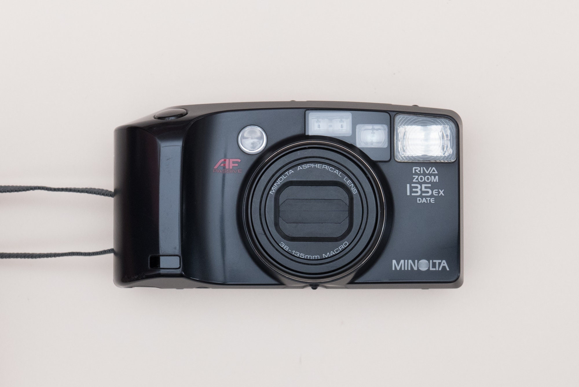 Minolta Riva Zoom 135EX Cámara compacta de película de apuntar y disparar de 35 mm