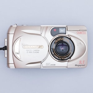 Cámara digital compacta Olympus Camedia C-990 con zoom Y2K
