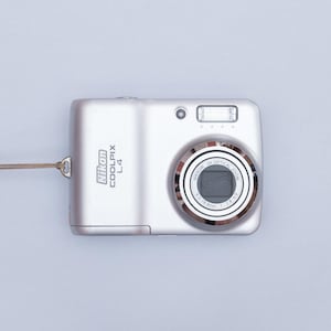 Nikon Coolpix L4 Compact Y2K Digital Camera