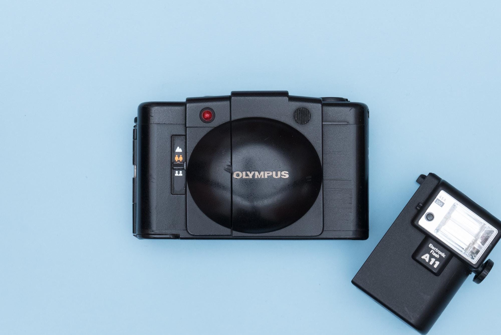 オリンパス　XA2 ズイコーレンズ オリンパス XA 2 コンパクトフィルムカメラ（ズイコー 3.5/35mm レンズ