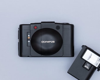 Olympus XA 2 Compact Film Kamera mit Zuiko 3,5/35 mm Objektiv und A1L Blitz