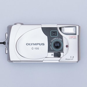 Cámara digital compacta Olympus Camedia C-100 Y2K