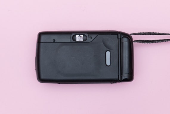 音声認識機能付フィルムカメラ Konica KANPAI! 本体 KONICA.png