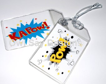 Etiquetas para equipaje (juego de dos) - Palabras de acción de superhéroe