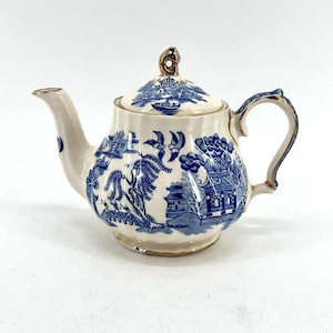 VTG Sadler Blue Willow Teapot Blue White Chinoiserie Ceramic Gold Trim Pagoda