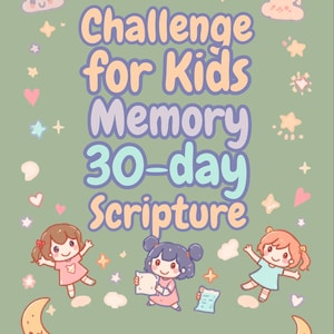 Könnte beinhalten: Ein salbeigrünes Poster mit dem Text Challenge for Kids Memory 30-day Scripture in Pastellfarben. Das Design zeigt drei Zeichentrickkinder, lächelnde Wolken, Sterne, Herzen und zwei Mondsicheln, die als dekorativer Rahmen angeordnet sind.