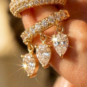Ohrklemme aus 925er Sterlingsilber, vergoldet | Ohrklemme mit Pavé-Fassung oder Ohrklemme mit baumelnden Kristallen | Ohrschmuck ohne Piercing | Zirkonia 5A