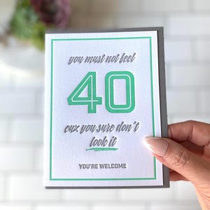 Carte typographique amusante de 40e anniversaire - Anniversaire du millénaire - Compliment sarcastique - Petite amie de 40 ans à la recherche d'un enfant - Défier les âges