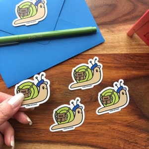 Sticker en vinyle mat postier postal mignon - Sticker petite bouteille d'eau - Sticker amusant - Sticker pour ordinateur portable 2 pouces - Joint d'enveloppe - Papeterie