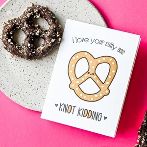 Carte d'amour impertinente en typographie - Joli petit chien Galentine - J'aime ton cul salé - Blague avec noeud de bretzel - Saint-Valentin - Emballage respectueux de l'environnement