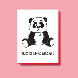 Tarjeta con impresión tipográfica de un triste panda: esto es insoportable. Te extraño muchísimo. Para cónyuge, mejor amigo, novia, hermano o esposa que se encuentra en el extranjero