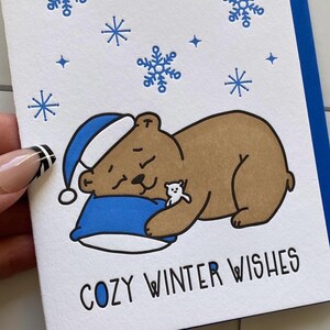 Jolie carte typographique de Noël - Noël douillet - ours endormi en hiver - hibernation des ours en vacances - Noël 2025 - illustration de la main
