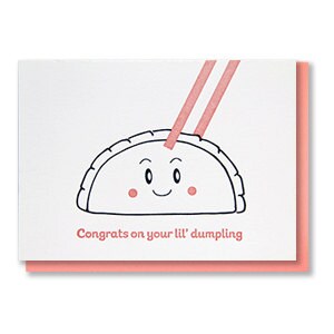Carte typographique mignonne nouveau bébé | Drôle d'attente | Baby Shower | Lil' Dumpling Gyoza dessiné à la main Foodie Love | Option d'emballage respectueux de l'environnement image 2