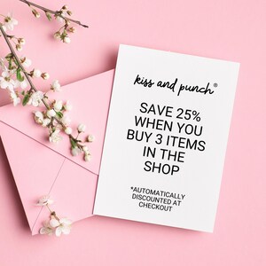 Pu&ograve; includere: Un biglietto bianco con testo nero che dice "kiss and punch" e "SAVE 25% WHEN YOU BUY 3 ITEMS IN THE SHOP *AUTOMATICALLY DISCOUNTED AT CHECKOUT".