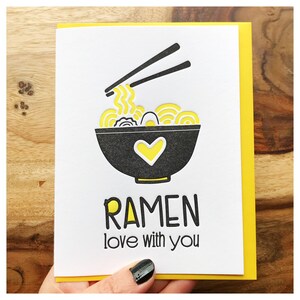 Tarjeta divertida de amor por el ramen - Letras divertidas de San Valentín - Lindo ramen Love With You - Juego de palabras de fideos gourmet - Enamorado de ti - Amante de los fideos - A2