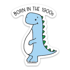 Może przedstawiać: Naklejka przedstawiająca jasnoniebieskiego dinozaura z kreskówki z zielonymi kolcami. Tekst "BORN IN THE 1900s" jest wygięty nad dinozaurem. Naklejka ma białą obwódkę, a na dole widnieje napis "kiss and punch".